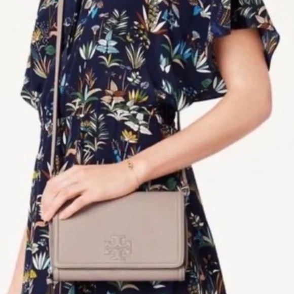 tory burch crossbody gray wallet 🌼 - Picture 2 of 7